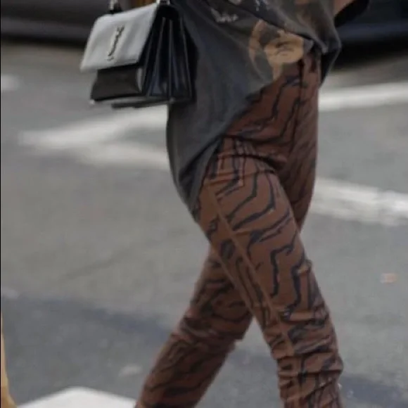 Animal print high rise jeans 🦓🤎 - Picture 2 of 8